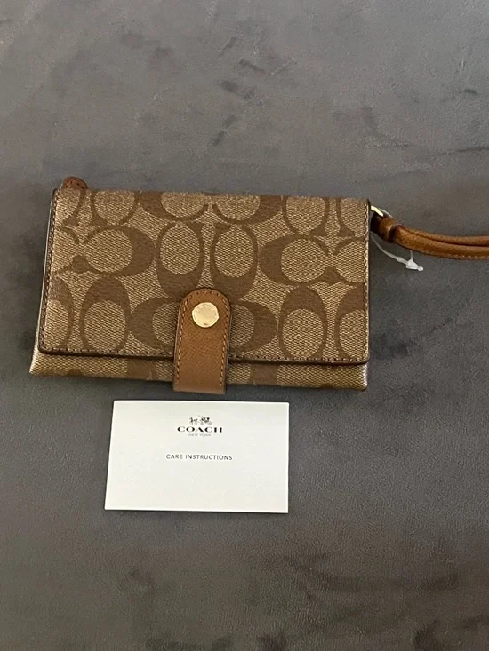 NWOT Coach wallet with detachable wristlet strap. Zipper pouch Authentic - Picture 2 of 6